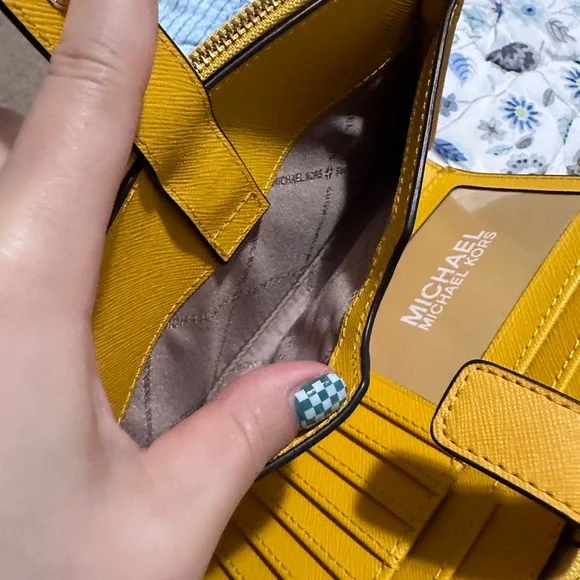 Michael Kors Travel Jet Set Tech Wallet - Picture 2 of 11